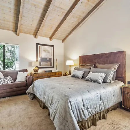 2 Bed 2 Bath Back Apt Steps To The Sand